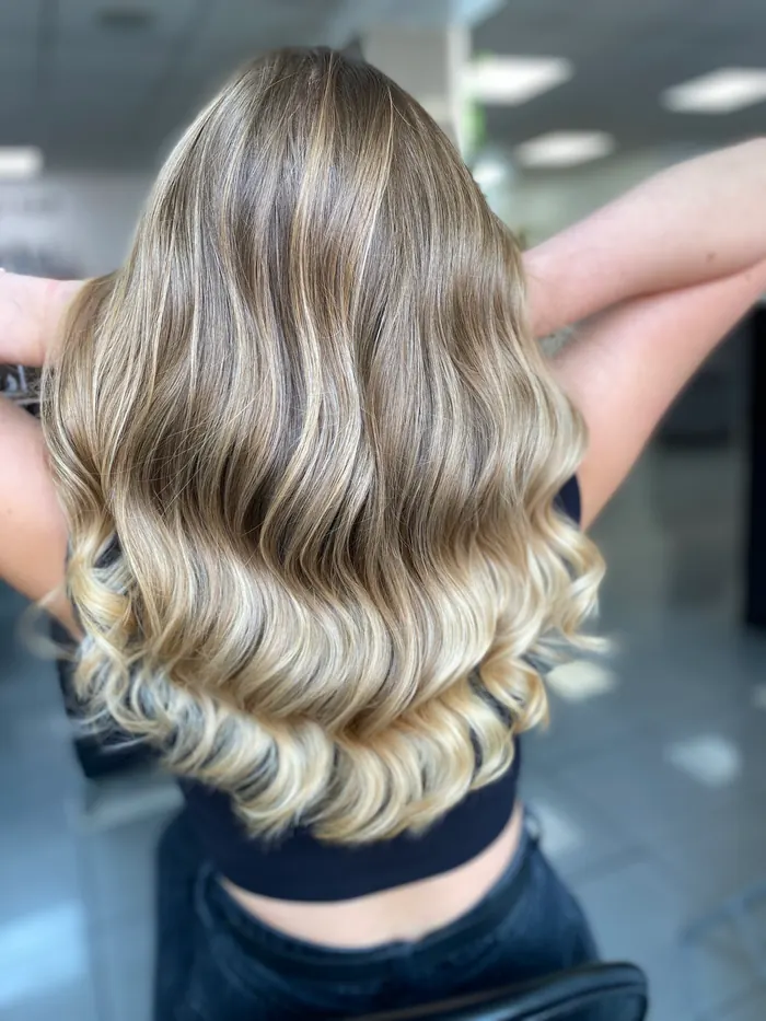 Balayage vo vlnách s tmavšími korienkami