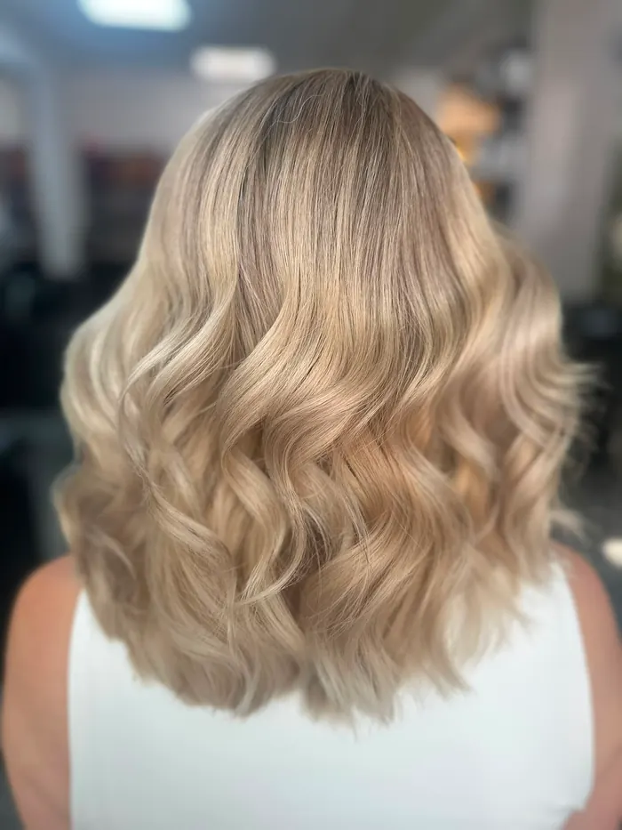 Béžová blond vo veľkých vlnách po plecia