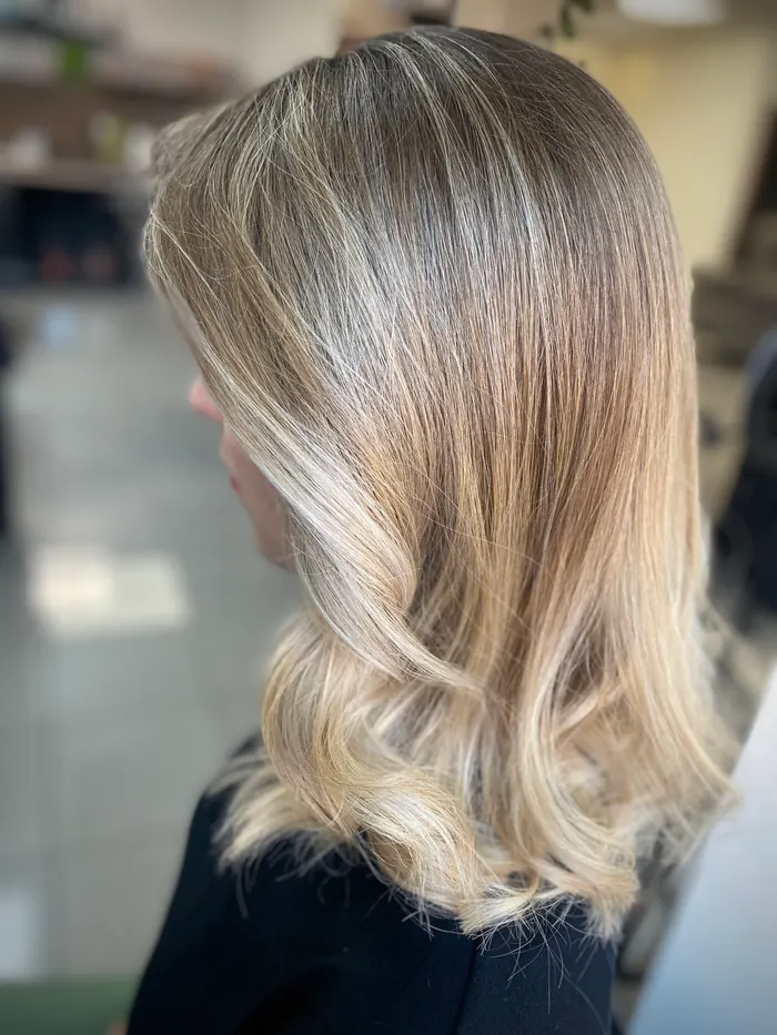 Blond po plecia s vlnami na končekoch