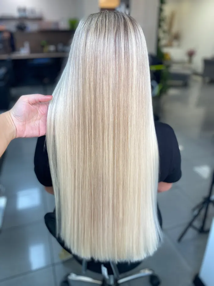 Dlhá rovná platinová blond