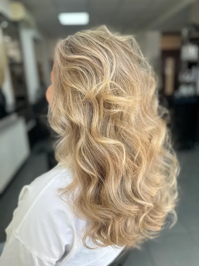 Zlatistá blond vo voľných vlnách