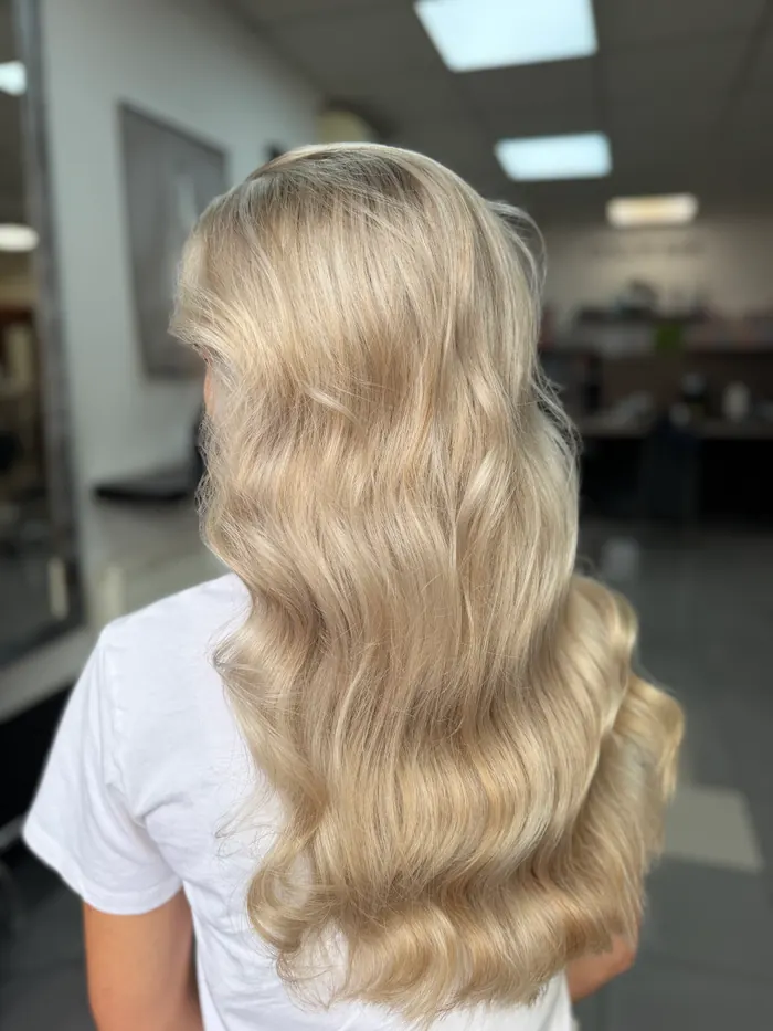 Dlhá medová blond vo veľkých vlnách