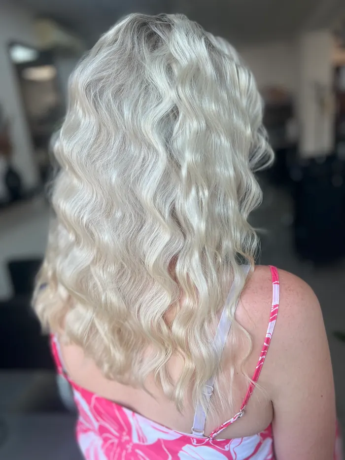 Platinová blond v drobných vlnách