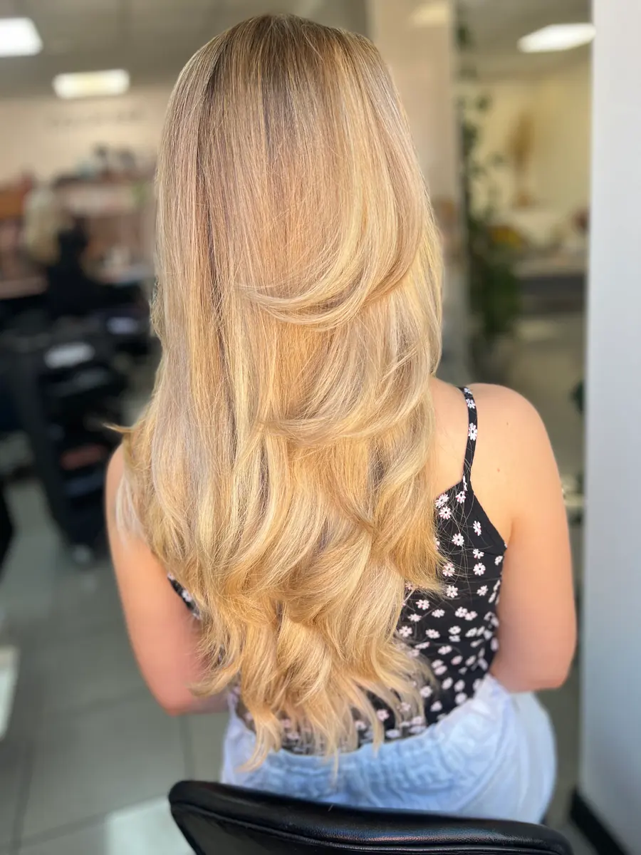 Dlhé vrstvené blond vlasy, práca salónu MHair