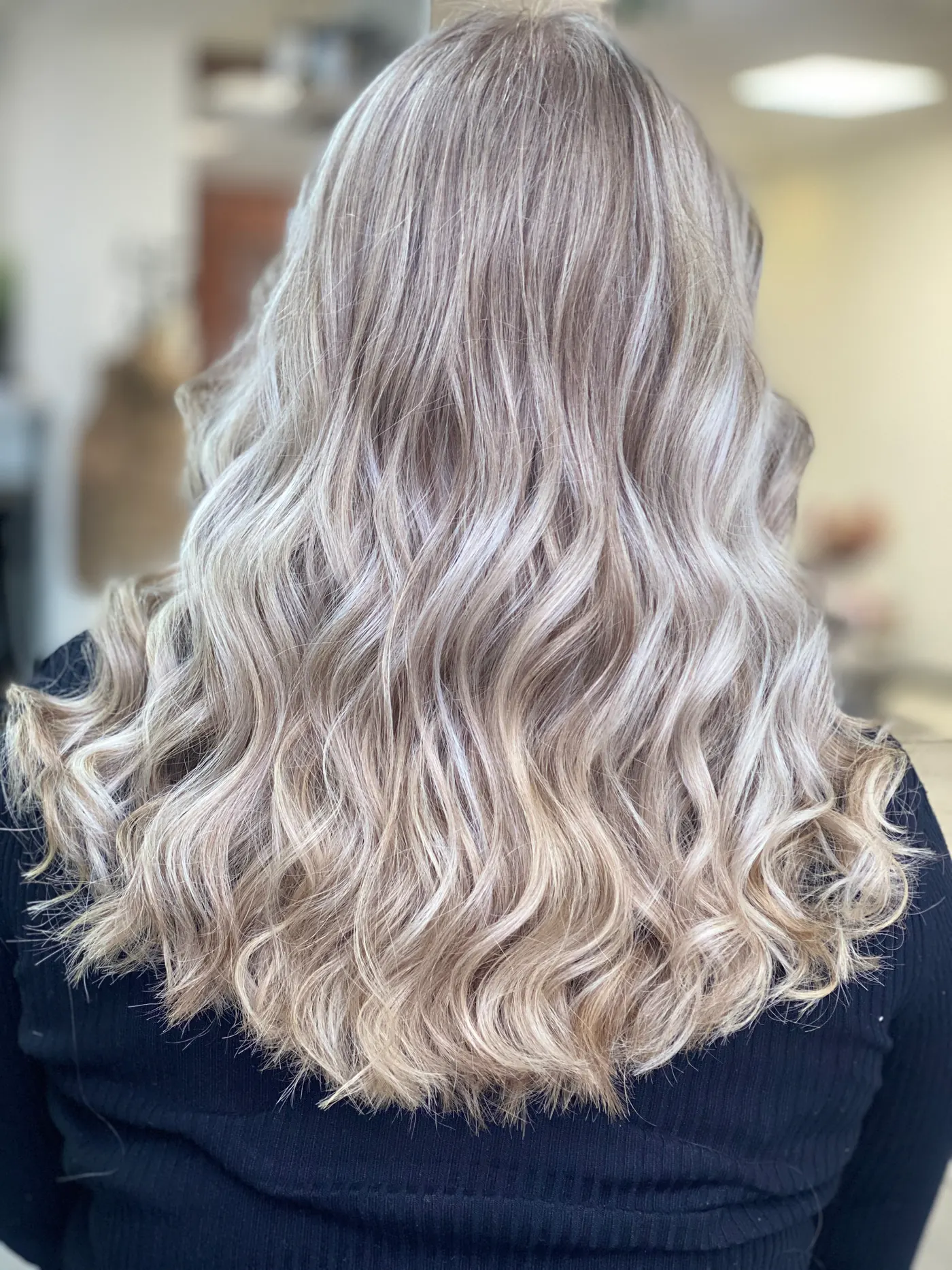 Popolavá blond vo vlnách