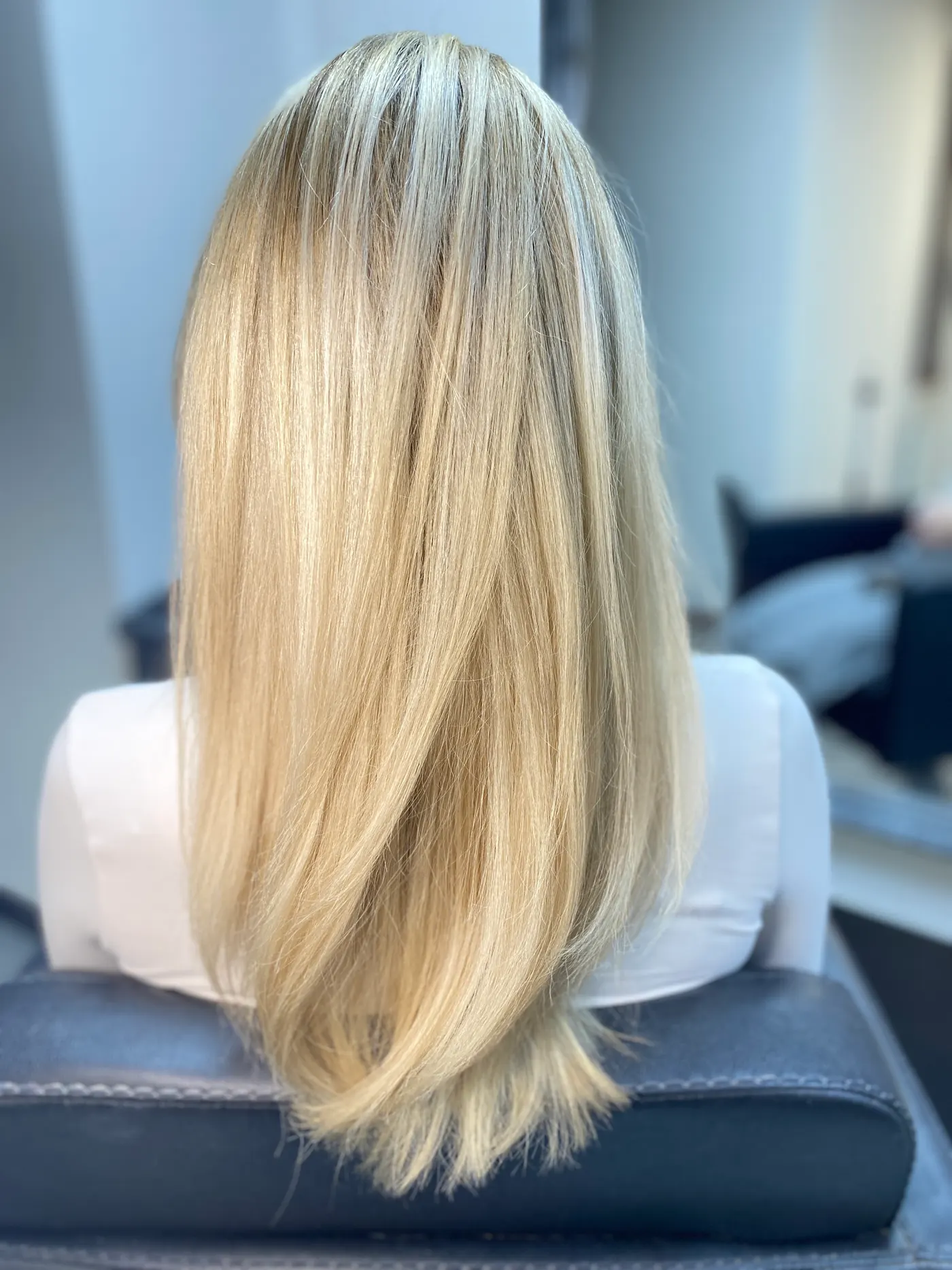Rovné blond vlasy s jemnými svetlými prameňmi