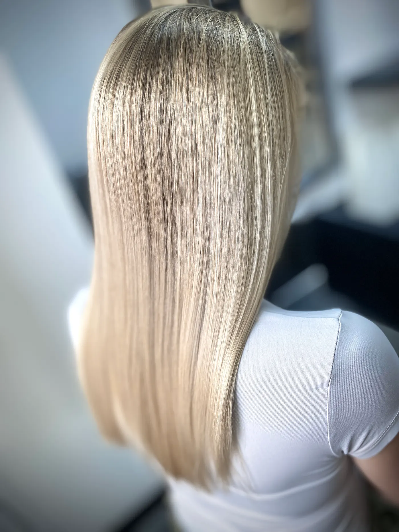 Rovné lesklé blond vlasy